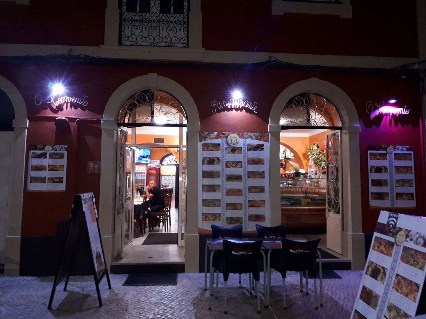 O Convento ao início da noite, com a esplanada montada em Santa Clara